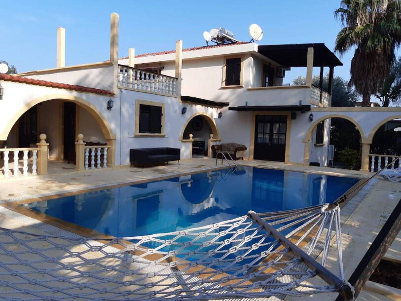 3+1 villa to rent with garden, fireplace, 350 m² in Alsancak, Kyrenia-1